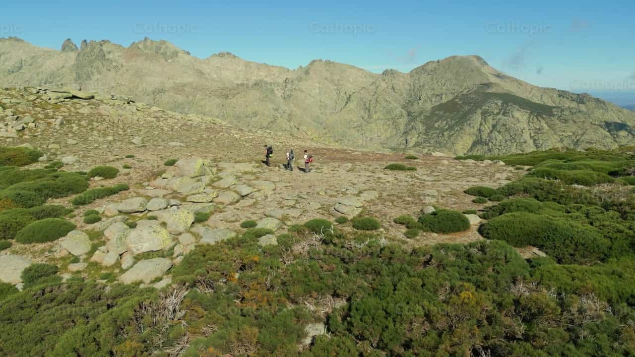 Jóvenes caminando por la cima de la montaña - Banco de vídeos católicos - Fotografía por Santiago de la Hoz