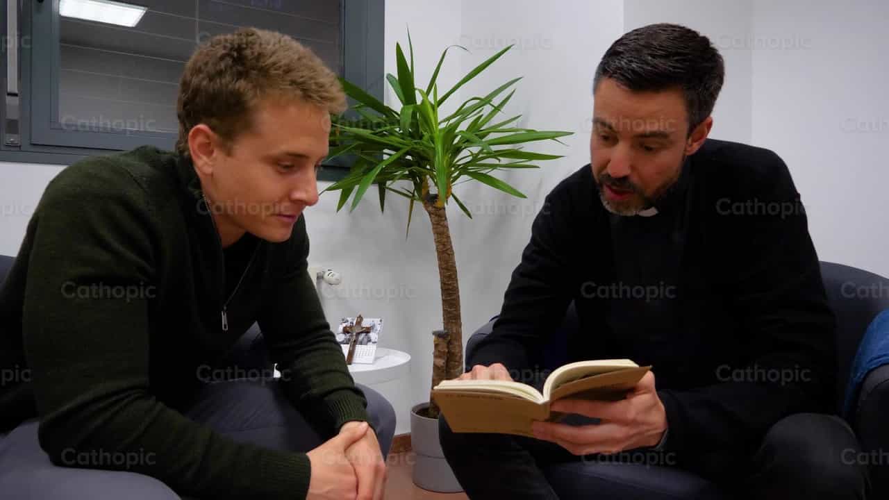 Director Espiritual con el Adulto Joven, toma 10 - Banco de vídeos católicos - Fotografía por Cathopic