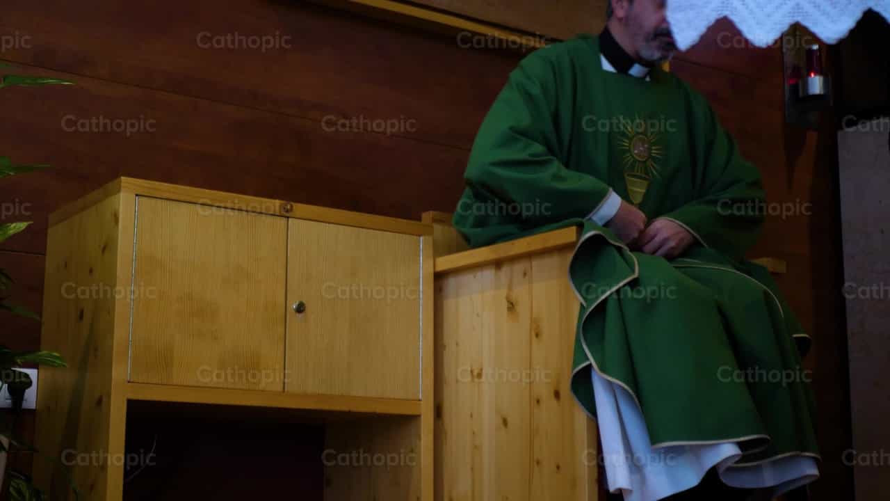 Sacerdote - Banco de vídeos católicos - Fotografía por Cathopic