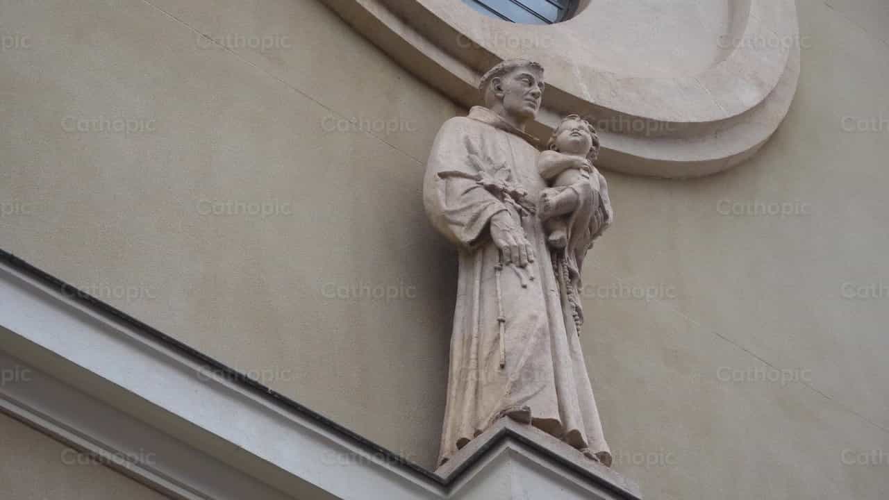Escultura blanca de San Antonio de Padua (toma 2) - Banco de vídeos católicos - Fotografía por Cathopic