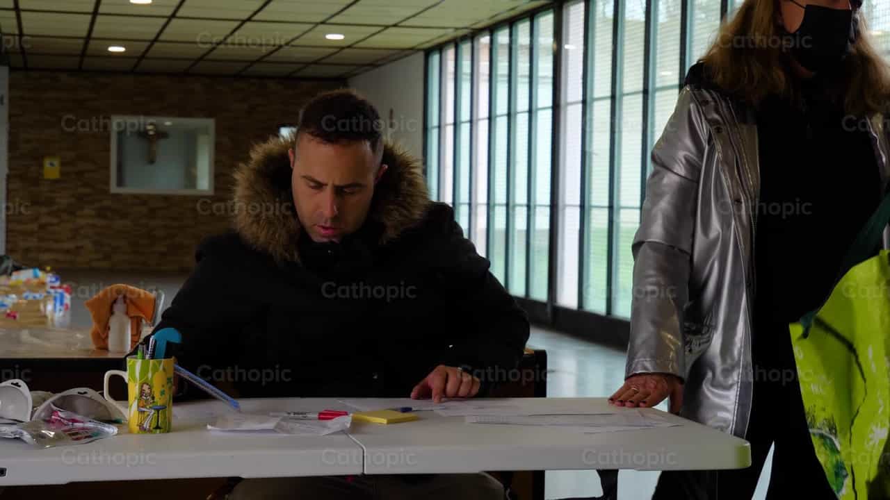 Pessoas Organizando Estoque - Vídeos católicos de stock - Foto de Cathopic