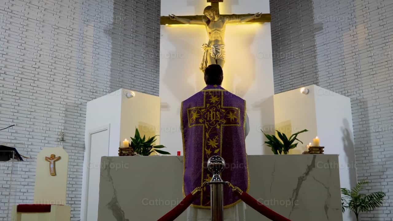 Sacerdote rezando - Banco de vídeos católicos