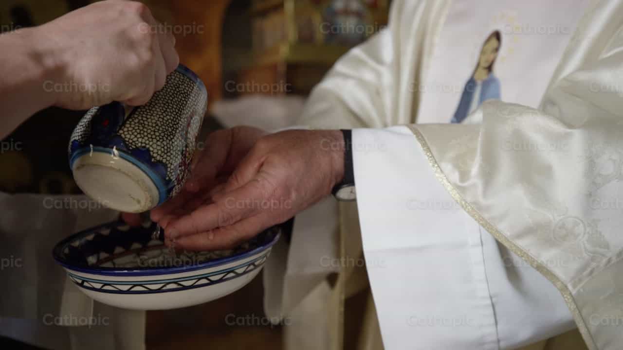 Hände eines Priesters waschen - Katholische Stock-Videos