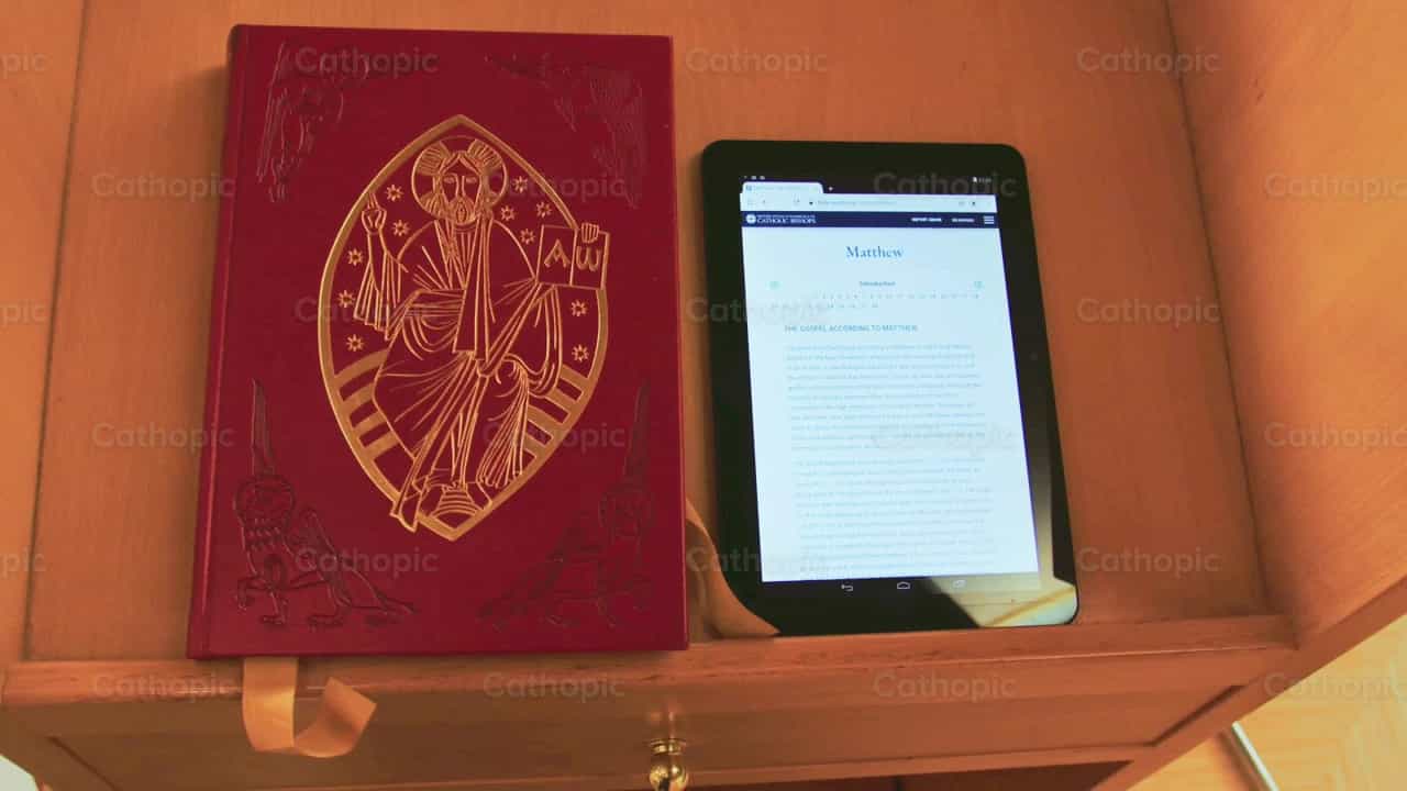 Evangeliario y Evangelio digital - Banco de vídeos católicos - Fotografía por Almures Studio