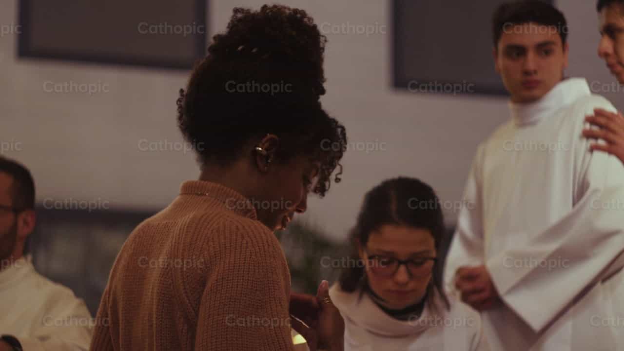 Mujer se persina con agua bendita - Banco de vídeos católicos - Fotografía por Almures Studio
