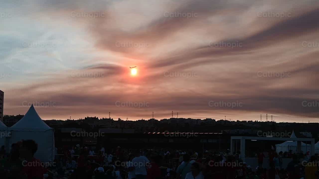 Puesta de sol en la JMJ 2023 - Banco de vídeos católicos