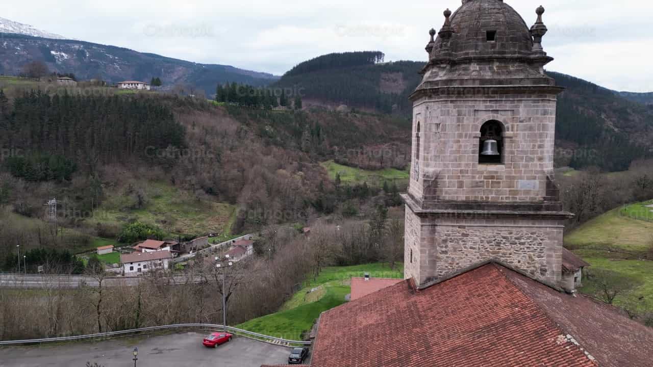 Campanario y naturaleza - Banco de vídeos católicos