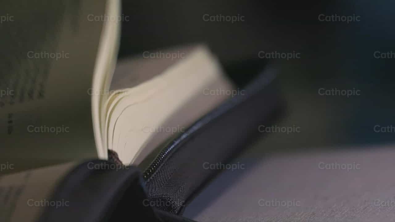Sagrada Biblia - Banco de vídeos católicos - Fotografía por Cathopic