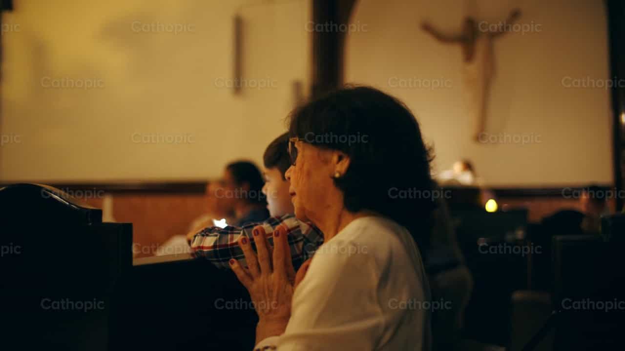 Pessoa idosa em oração - Vídeos católicos de stock - Foto de Leider Mendoza