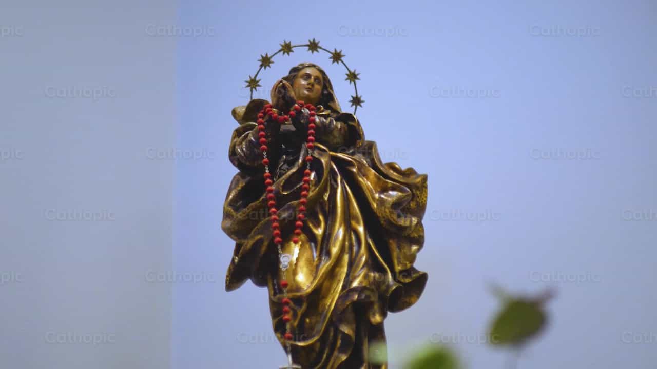 Estatua de la Asunción de María, ángulo 3 - Banco de vídeos católicos - Fotografía por Cathopic