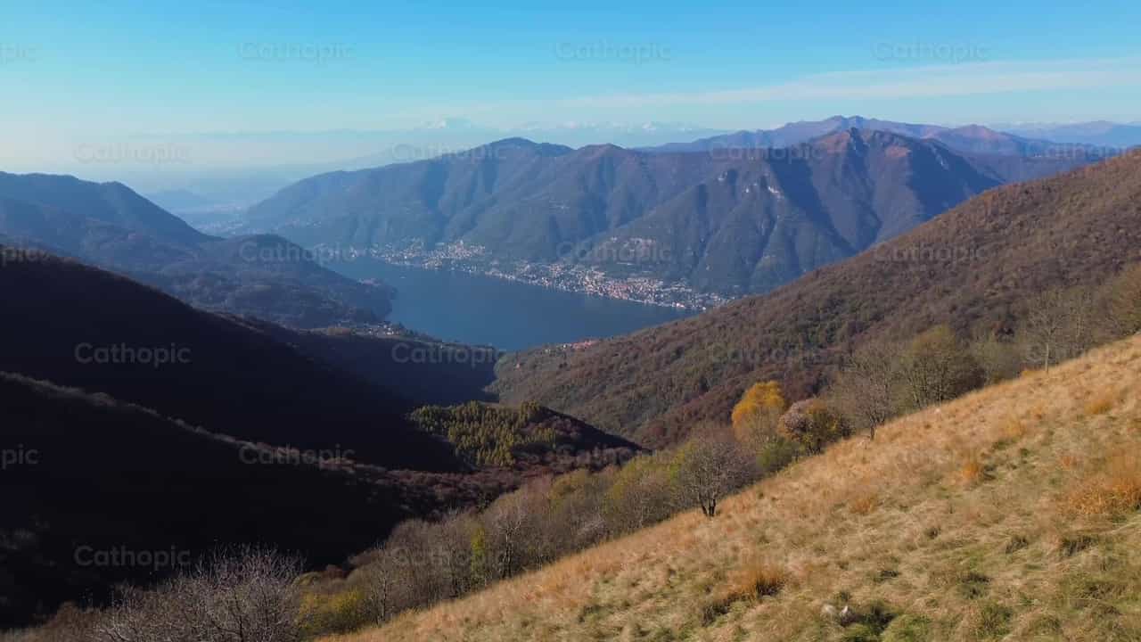 Hombre caminando hacia la cima de la montaña - Banco de vídeos católicos