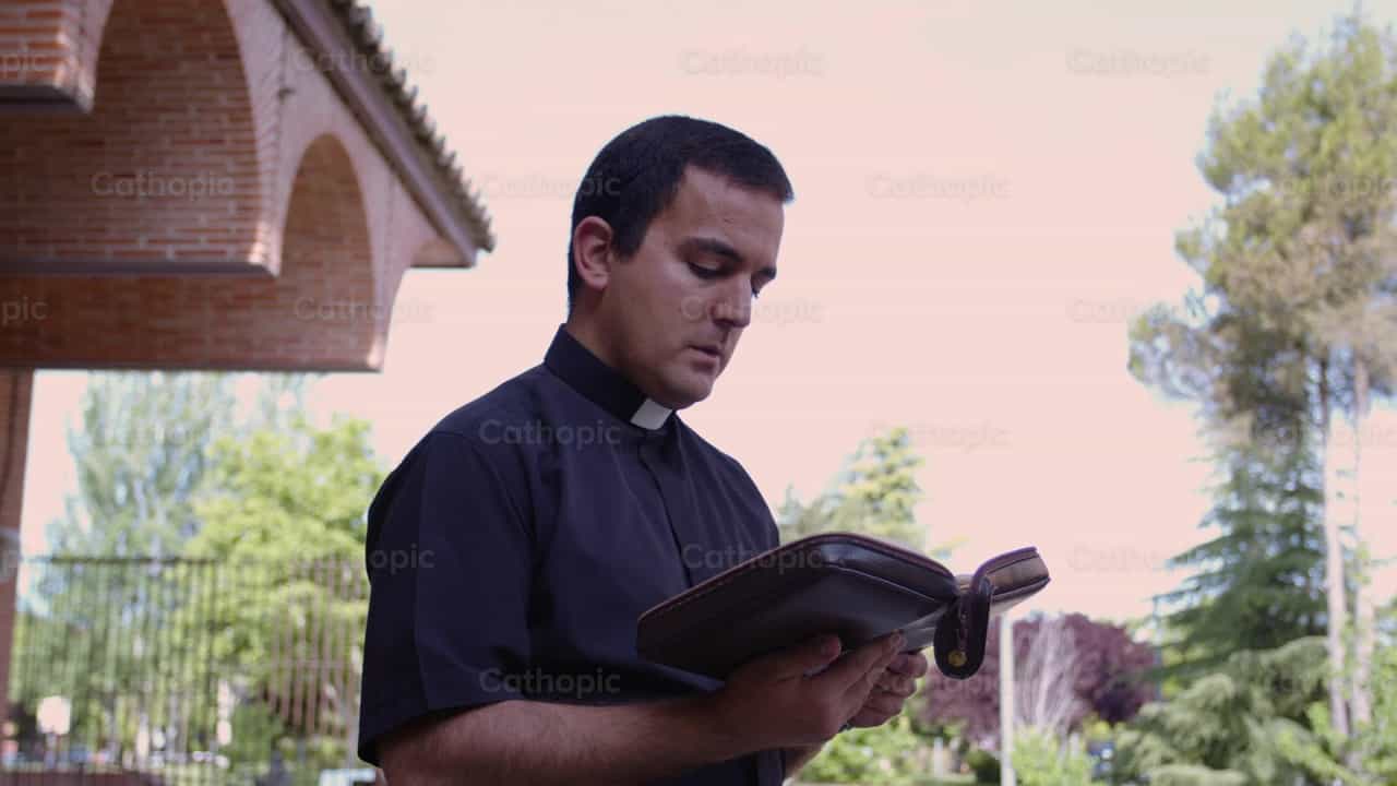 Sacerdote meditando la Palabra de Dios - Banco de vídeos católicos - Fotografía por Almures Studio