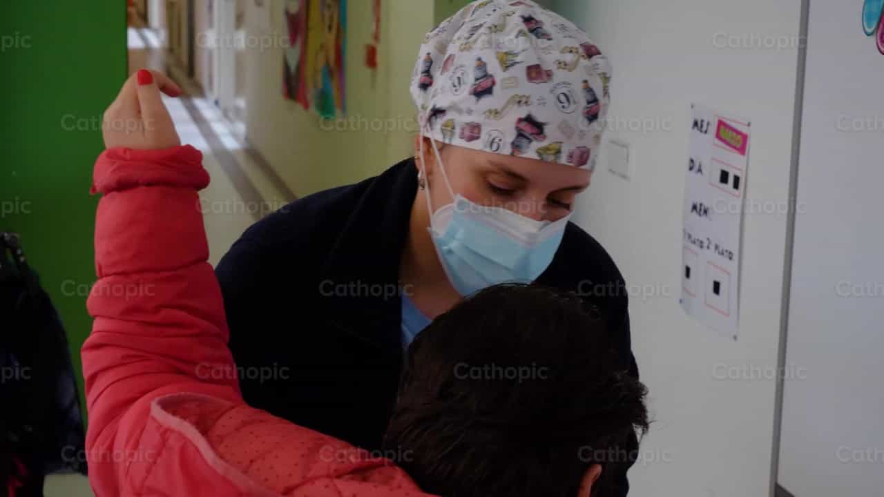 Krankenschwester legt dem Kind einen Mantel an - Katholische Stock-Videos - Foto von Cathopic