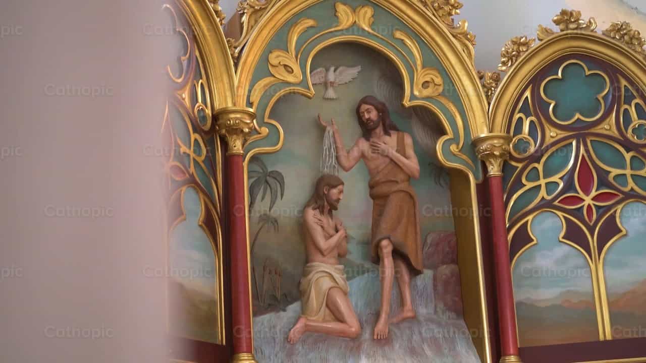 El bautismo de Jesús (toma 1) - Banco de vídeos católicos