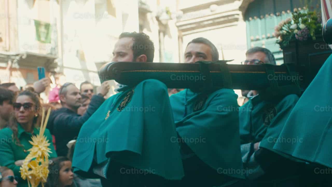 Peregrinação de Homens no Domingo de Ramos - Vídeos católicos de stock