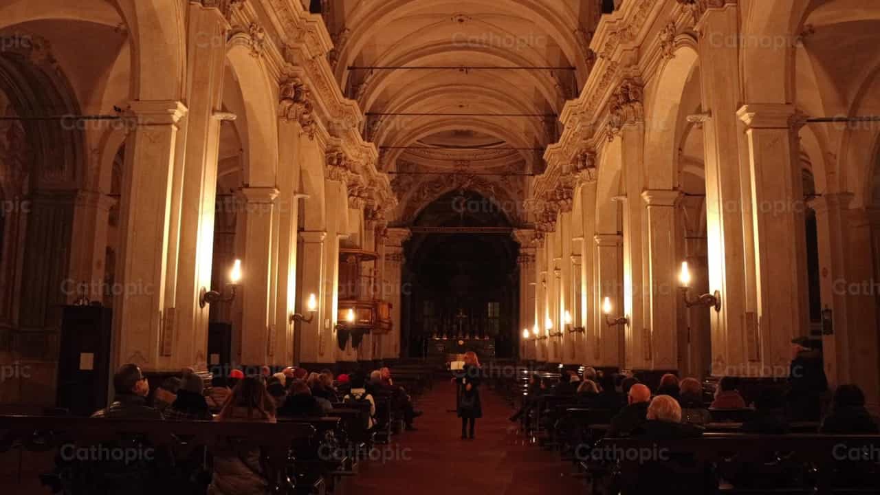 Femme évangélisant - Vidéos catholiques de stock - Photo de Saul Ibarra
