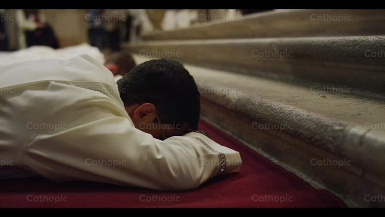 Postración durante la ordenación - Banco de vídeos católicos - Fotografía por Catholic Stuff