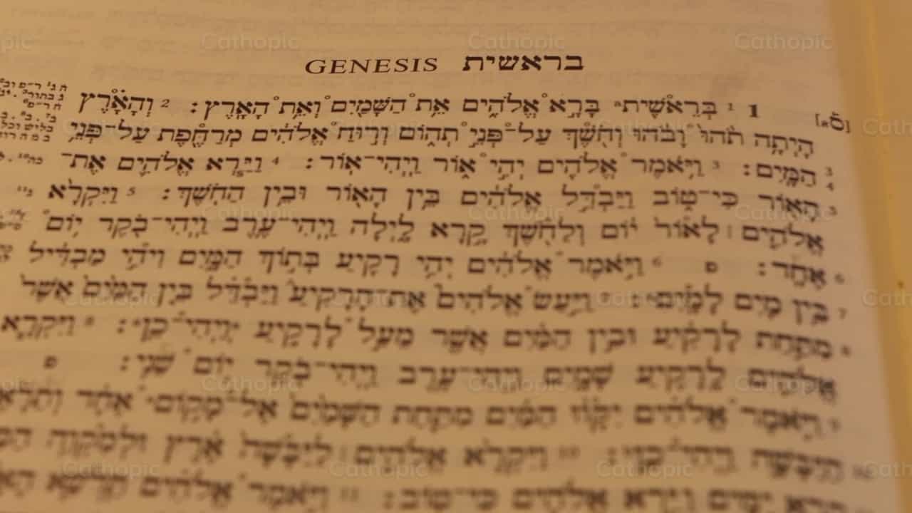 Libro del Genesis - Banco de vídeos católicos - Fotografía por Saul Ibarra