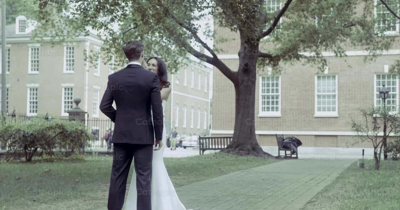 Novios en el exterior - Banco de vídeos católicos - Fotografía por Personally Catholic