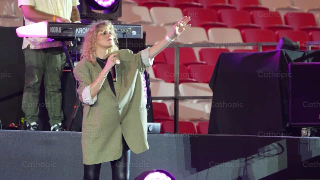 Taya Smith alabanza en JMJ 2023 Lisboa - Banco de vídeos católicos - Fotografía por Iván W. Jaques