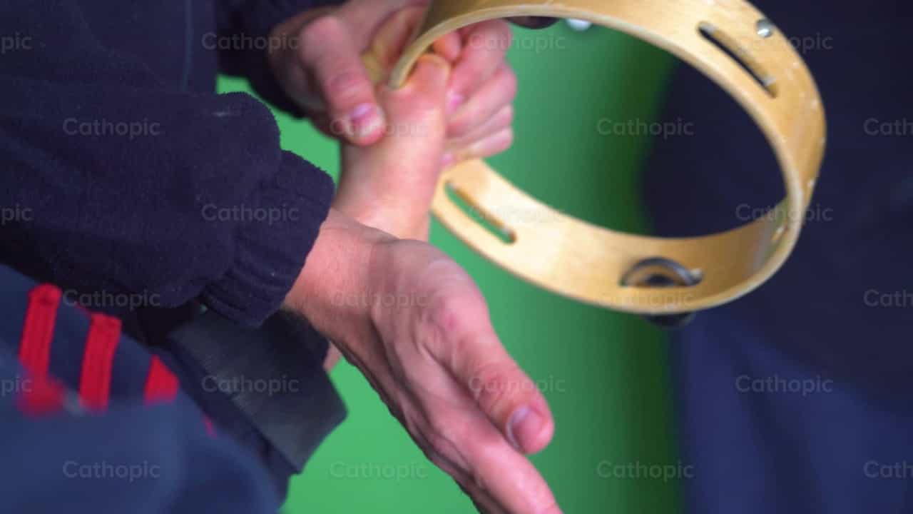 Tocando instrumentos - Banco de vídeos católicos - Fotografía por Cathopic