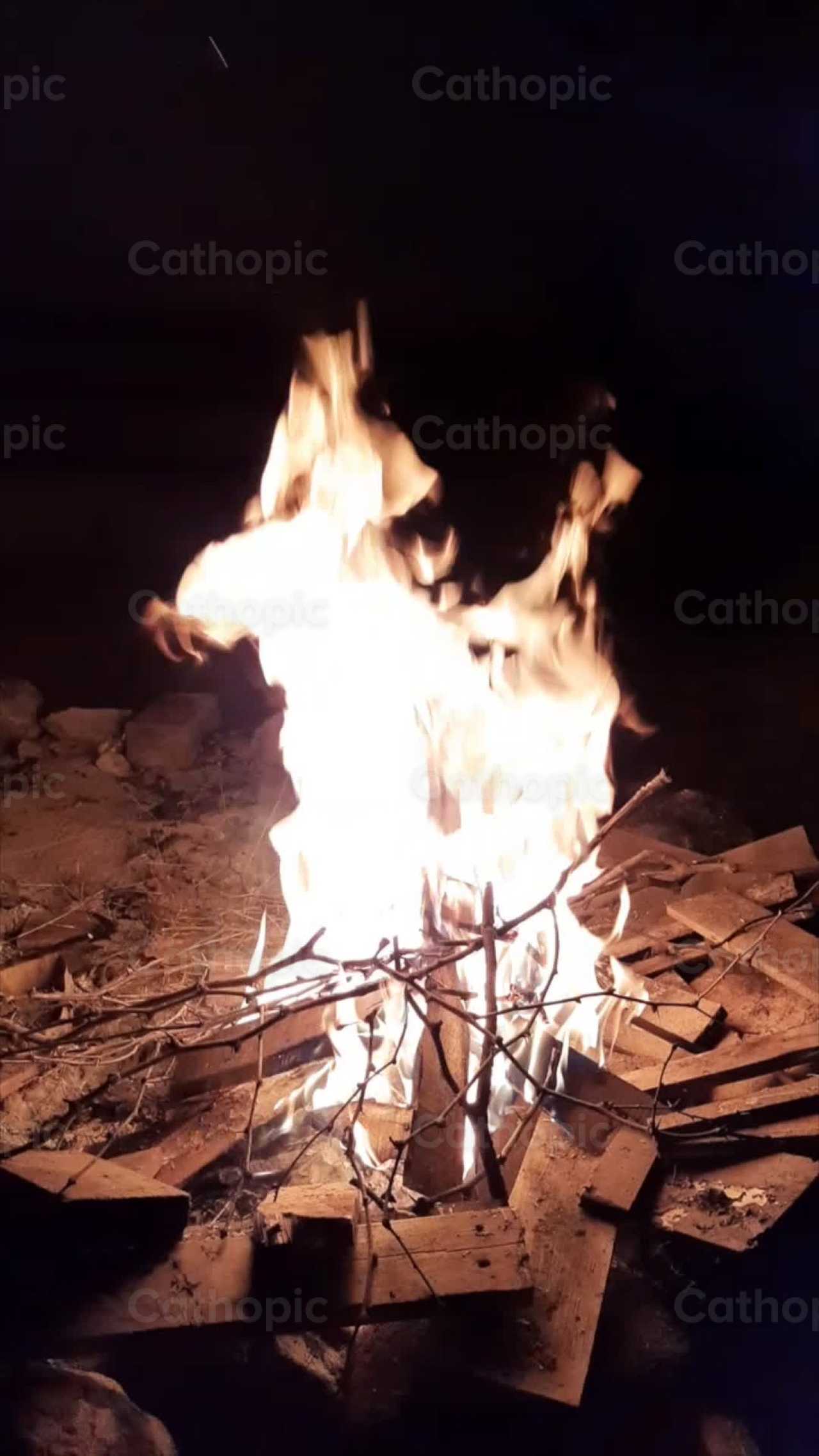 Fuego lento - Banco de vídeos católicos - Fotografía por Saul Ibarra
