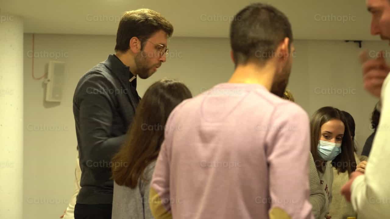 Fiesta de la confraternidad para jóvenes adultos - Banco de vídeos católicos