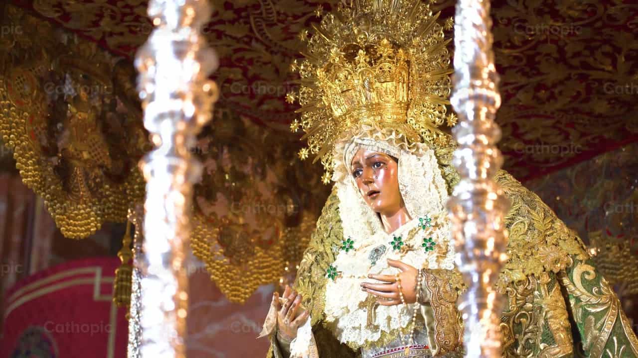 Procesión con María, Ángulo 7 - Banco de vídeos católicos - Fotografía por Cathopic