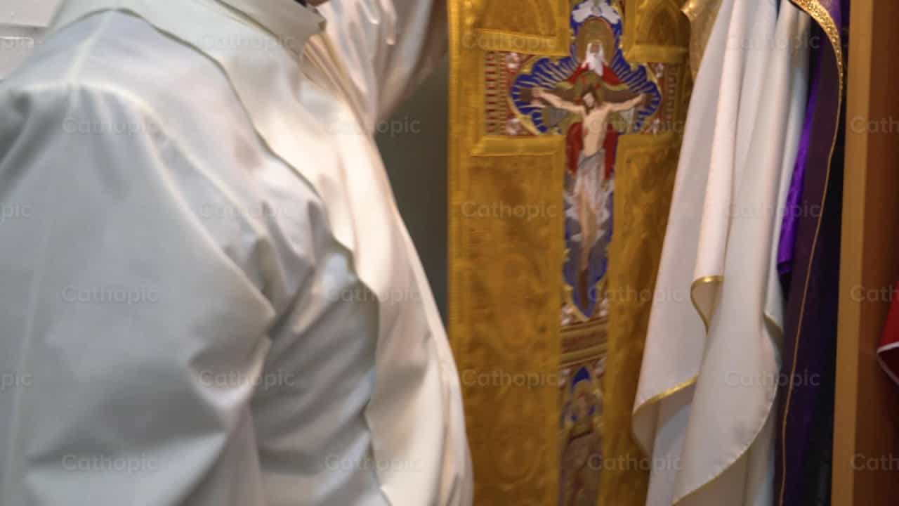 Vestidos de oro - Banco de vídeos católicos - Fotografía por Cathopic