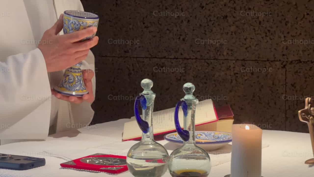 Consecration of the Blood of Christ - Catholic stock videos - Photo by Frames Cristianos