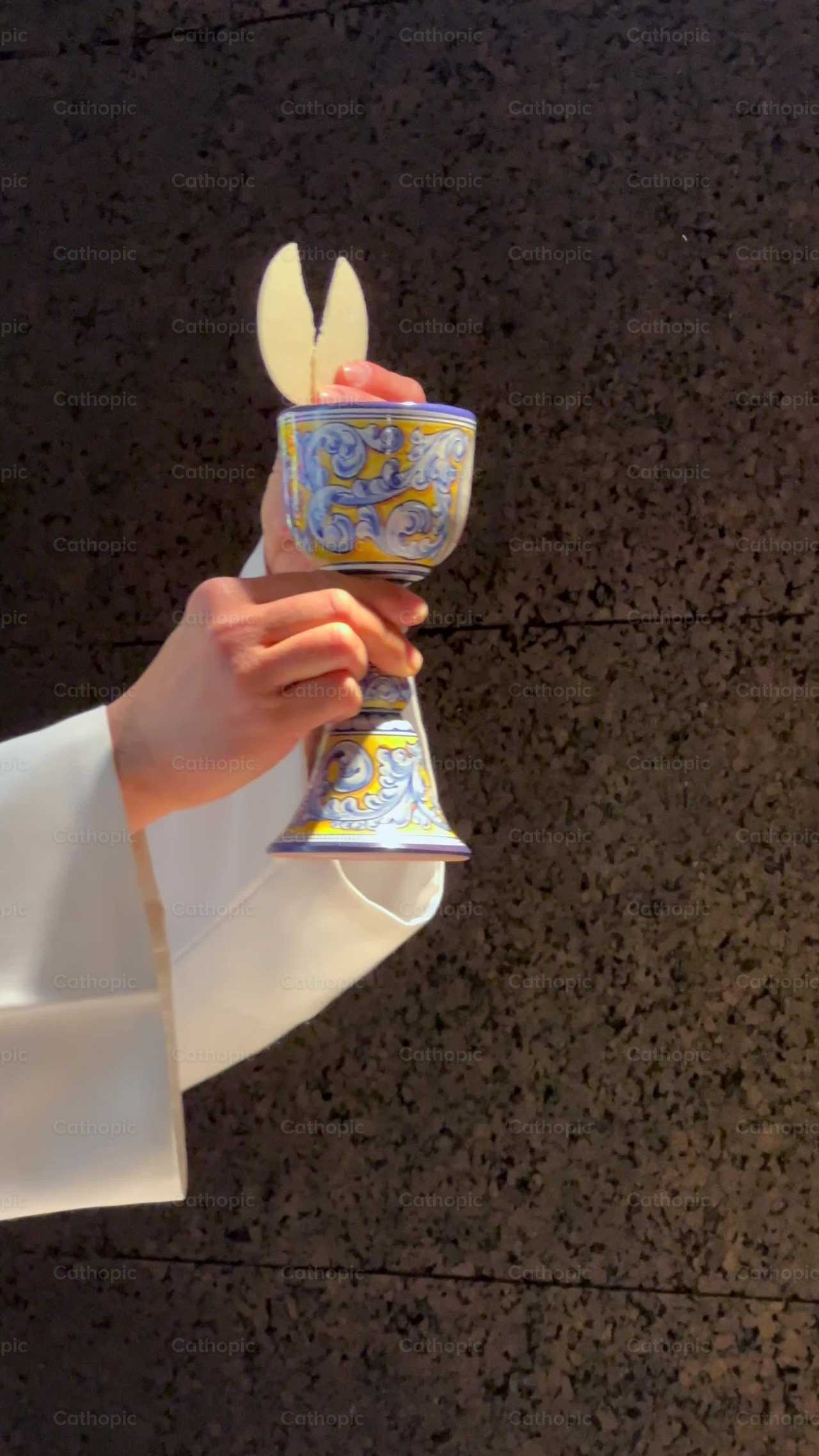 Caliz y Hostia - Banco de vídeos católicos - Fotografía por Frames Cristianos