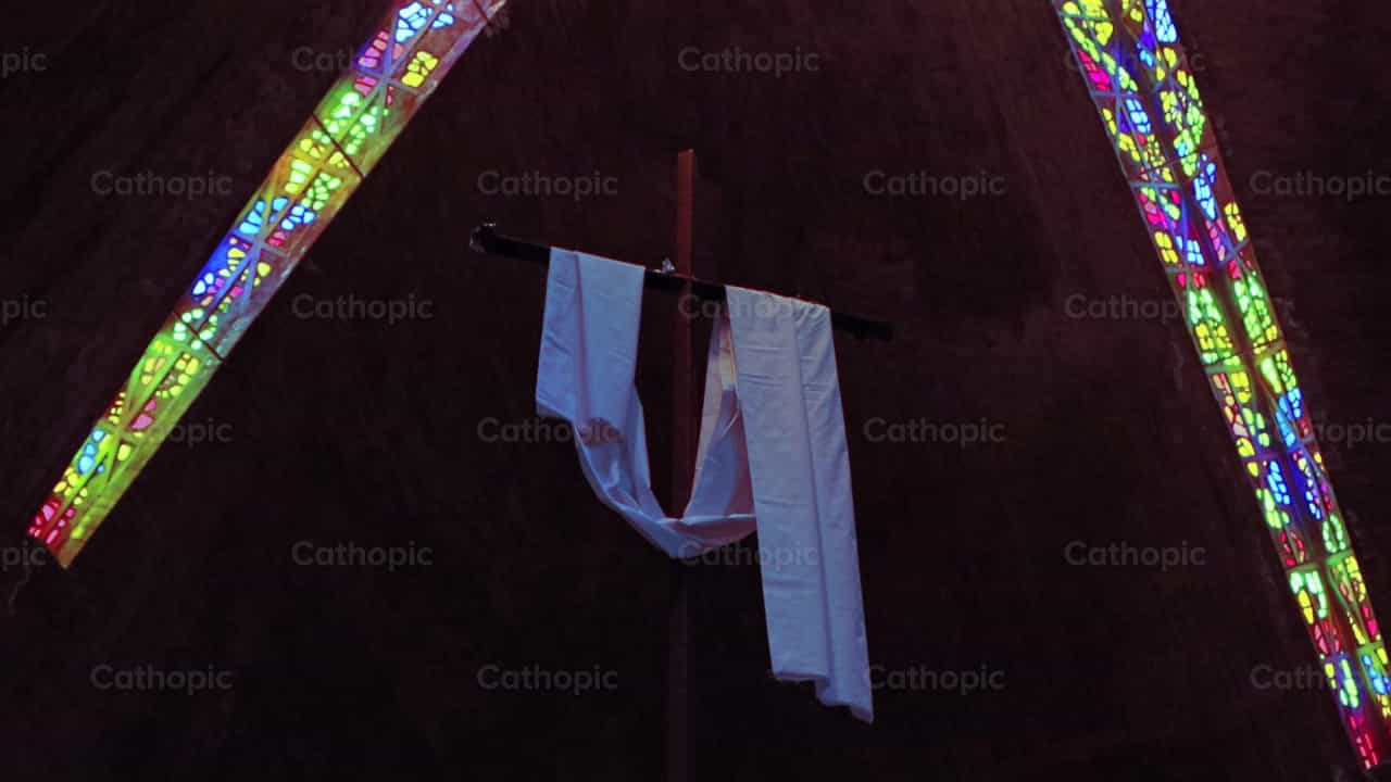 Cruz de resurrección - Banco de vídeos católicos - Fotografía por Frames Cristianos