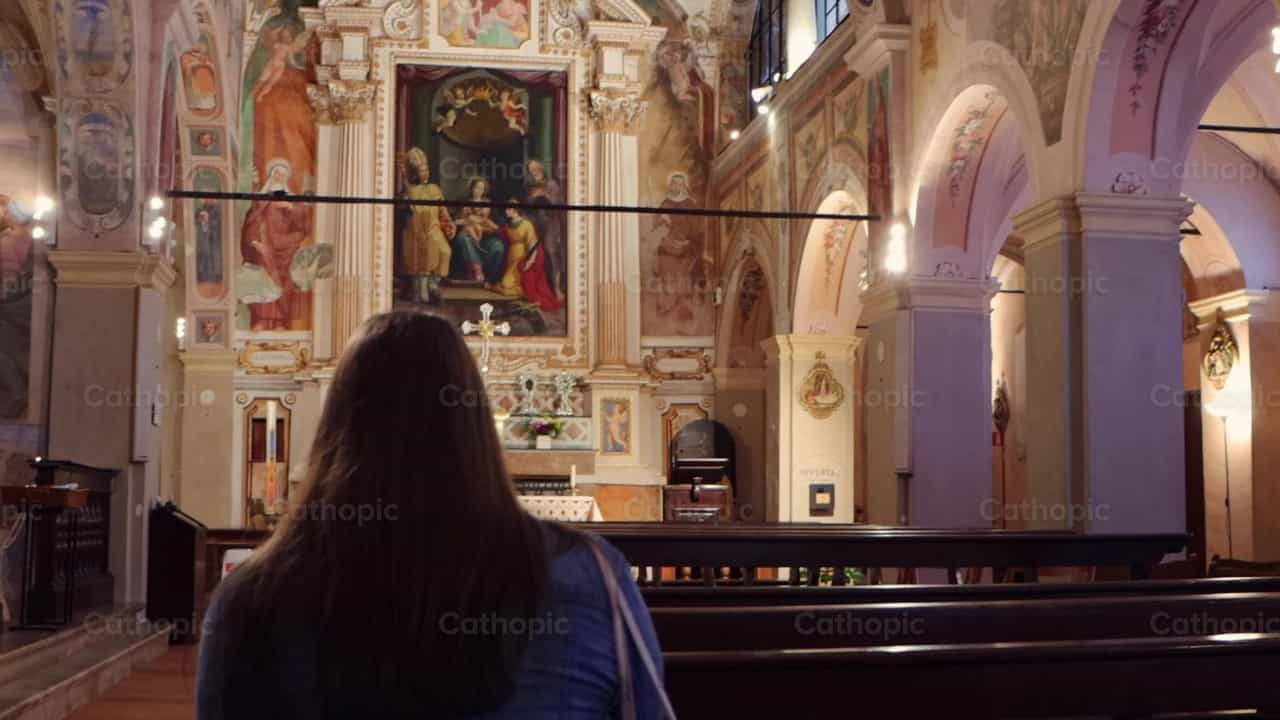 Mujer orando - Banco de vídeos católicos