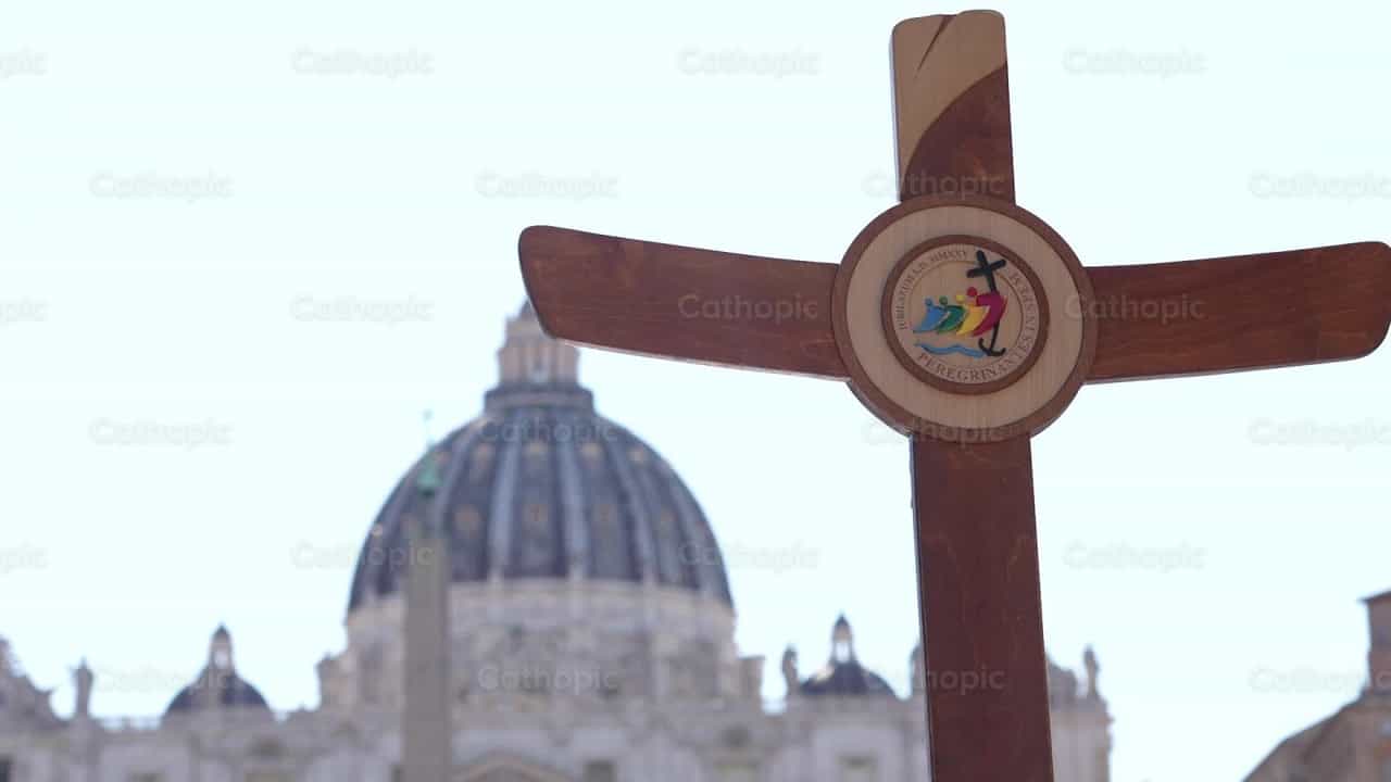 Cruz del jubileo en San Pedro - Banco de vídeos católicos - Fotografía por Iván W. Jaques