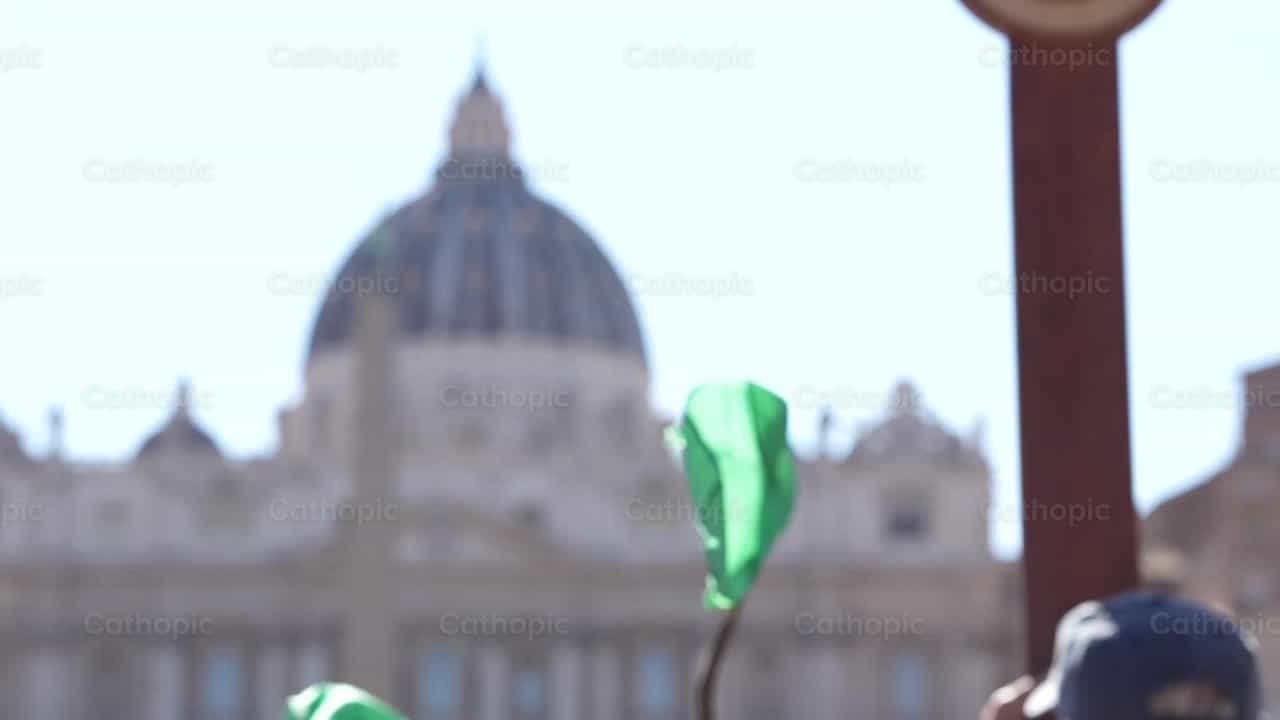 Peregrino con la gorra de Hakuna - Banco de vídeos católicos