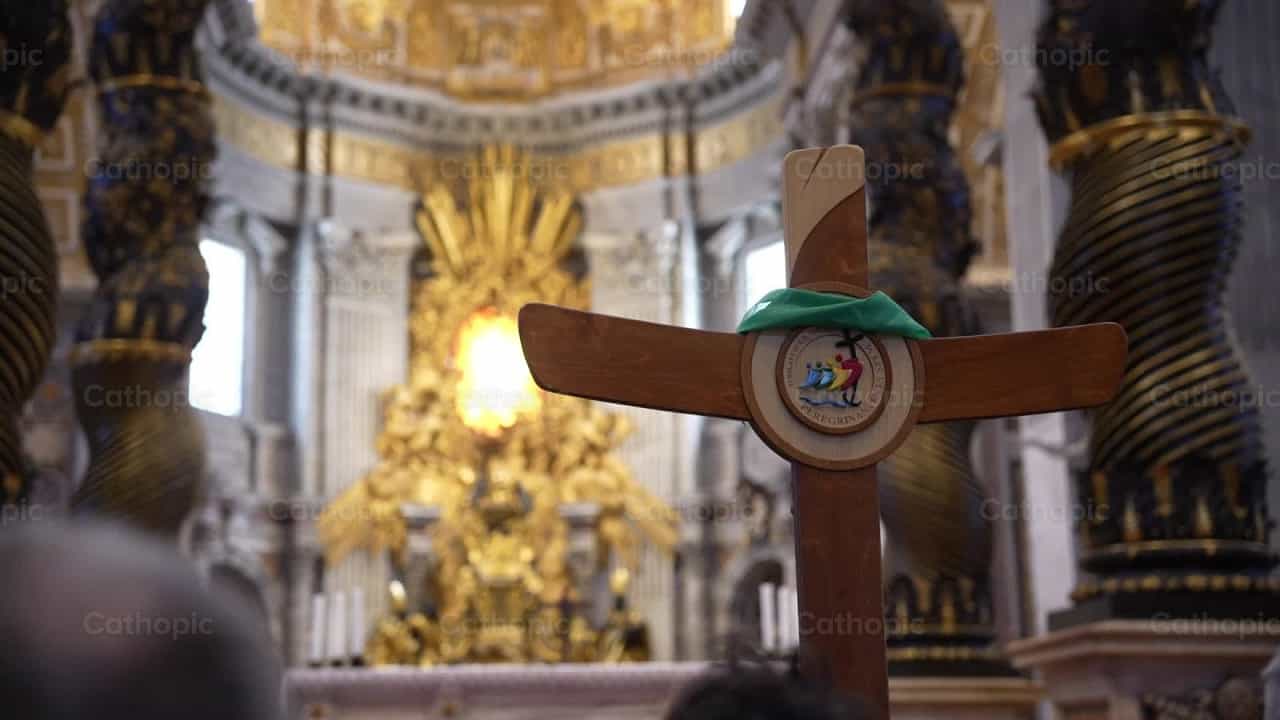 Cruz del jubileo en frente de la gloria de Bernini - Banco de vídeos católicos - Fotografía por Iván W. Jaques