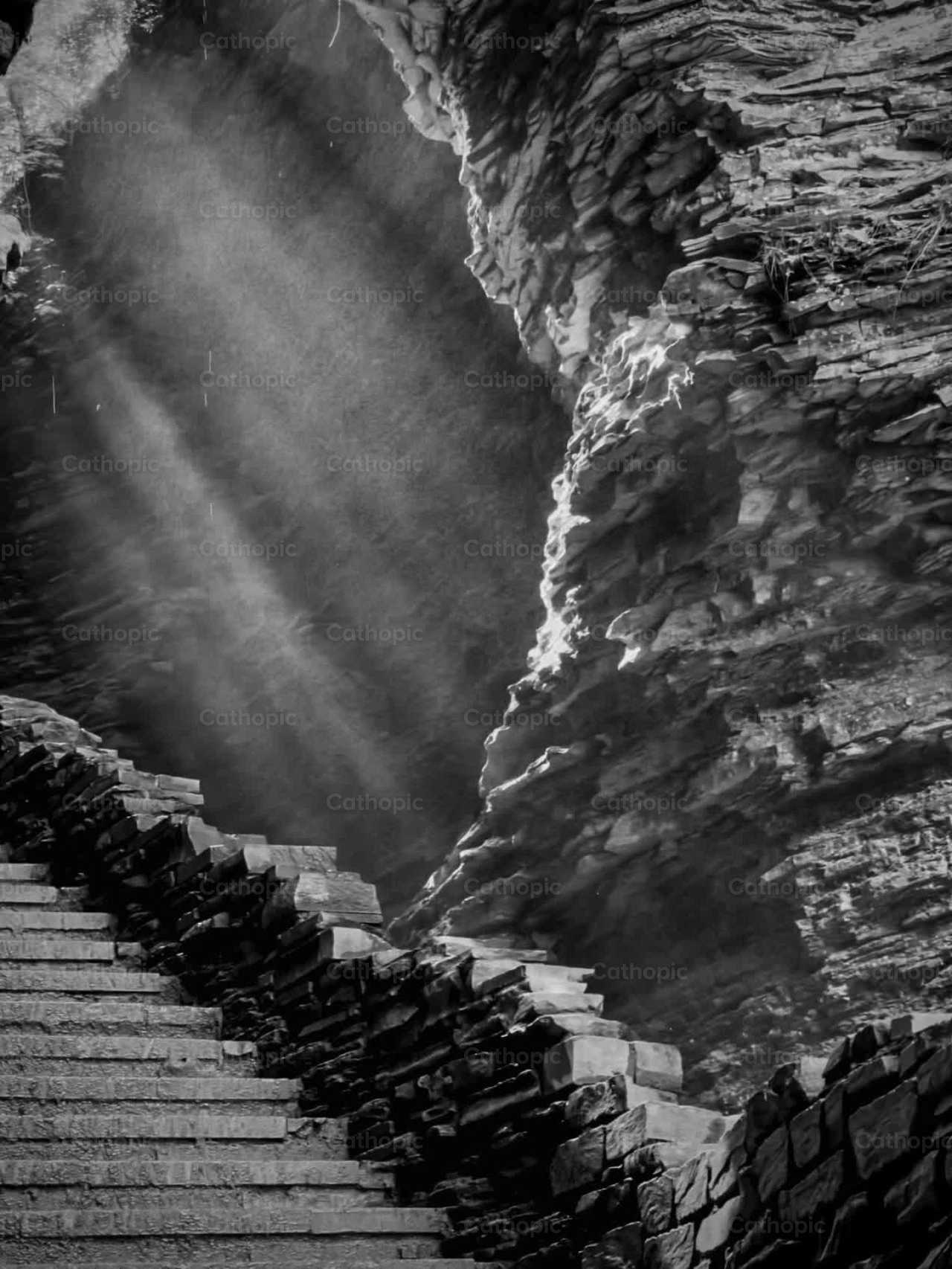 Brume sereine sur des marches de pierre à Watkins Glen - Vidéos catholiques de stock