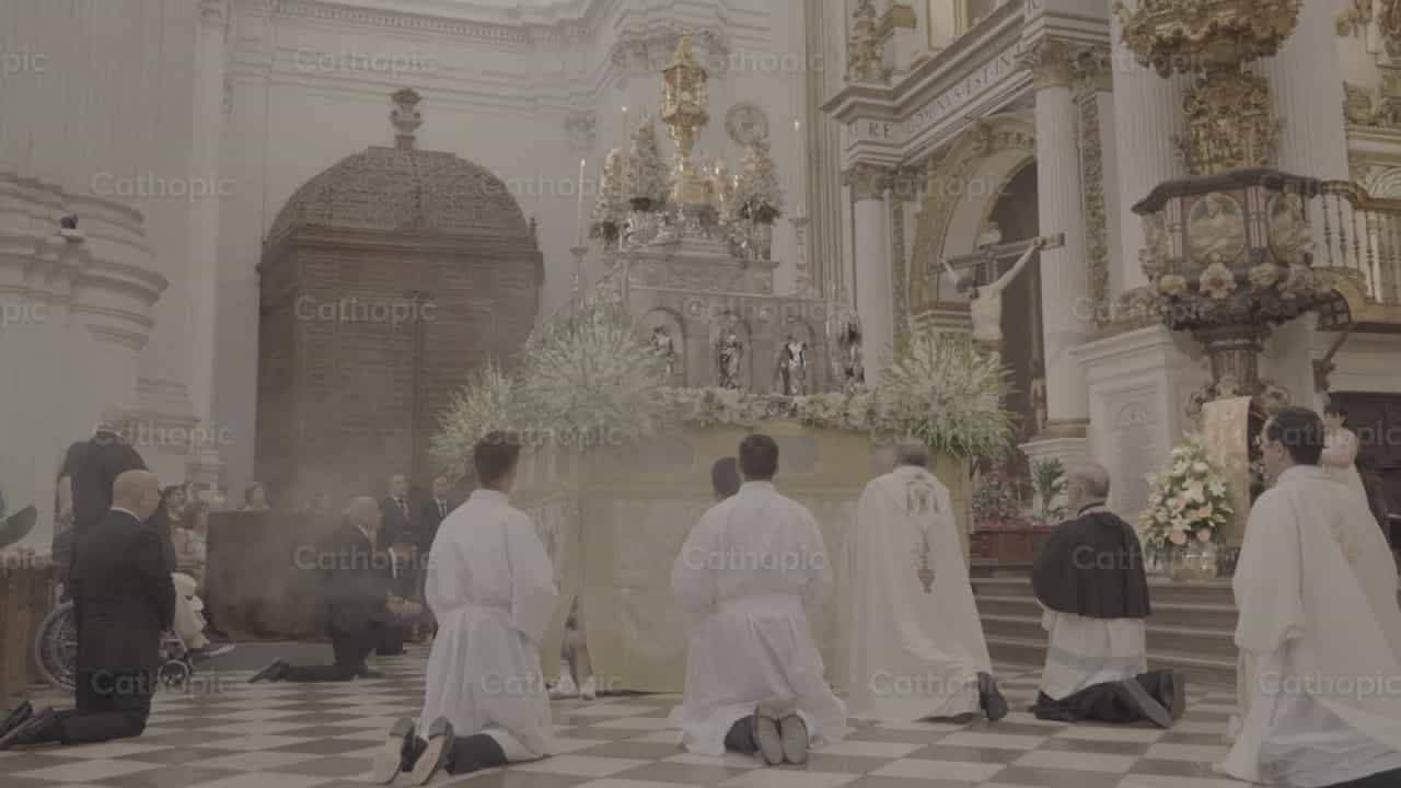 Adoración al Corpus Christi - Banco de vídeos católicos