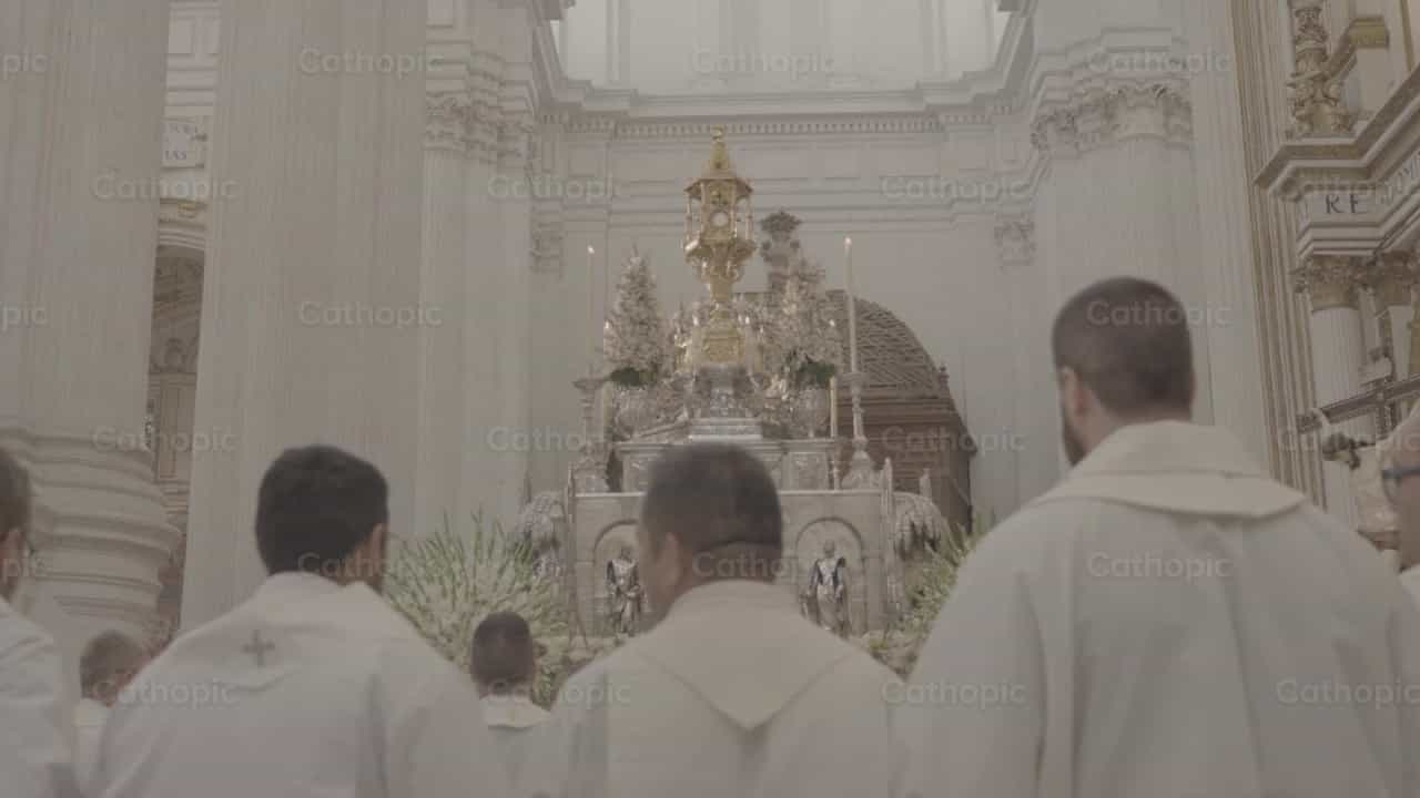 Sacerdotes Adorando a Jesús Sacramentado - Banco de vídeos católicos - Fotografía por Diego Andrés Esquivel Pereira