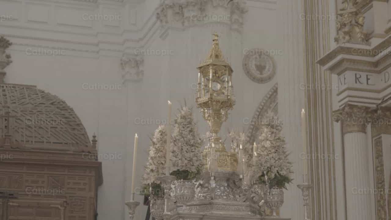Exposición de Jesús Sacramentado - Banco de vídeos católicos