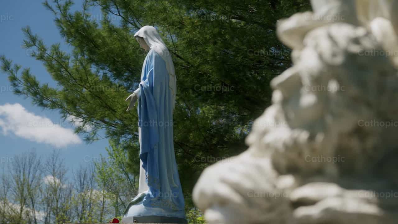 San Miguel pisando la cabeza de Satanás - Banco de vídeos católicos - Fotografía por Carlos Sierra