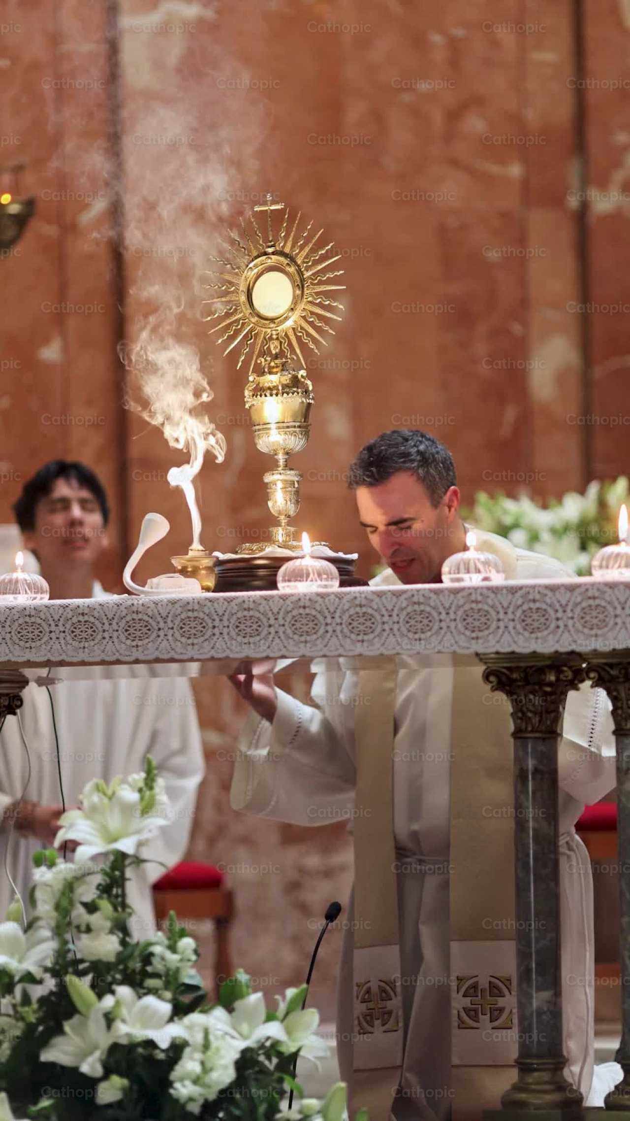 Sacerdote en adoración del Santísimo en iglesia - Banco de vídeos católicos