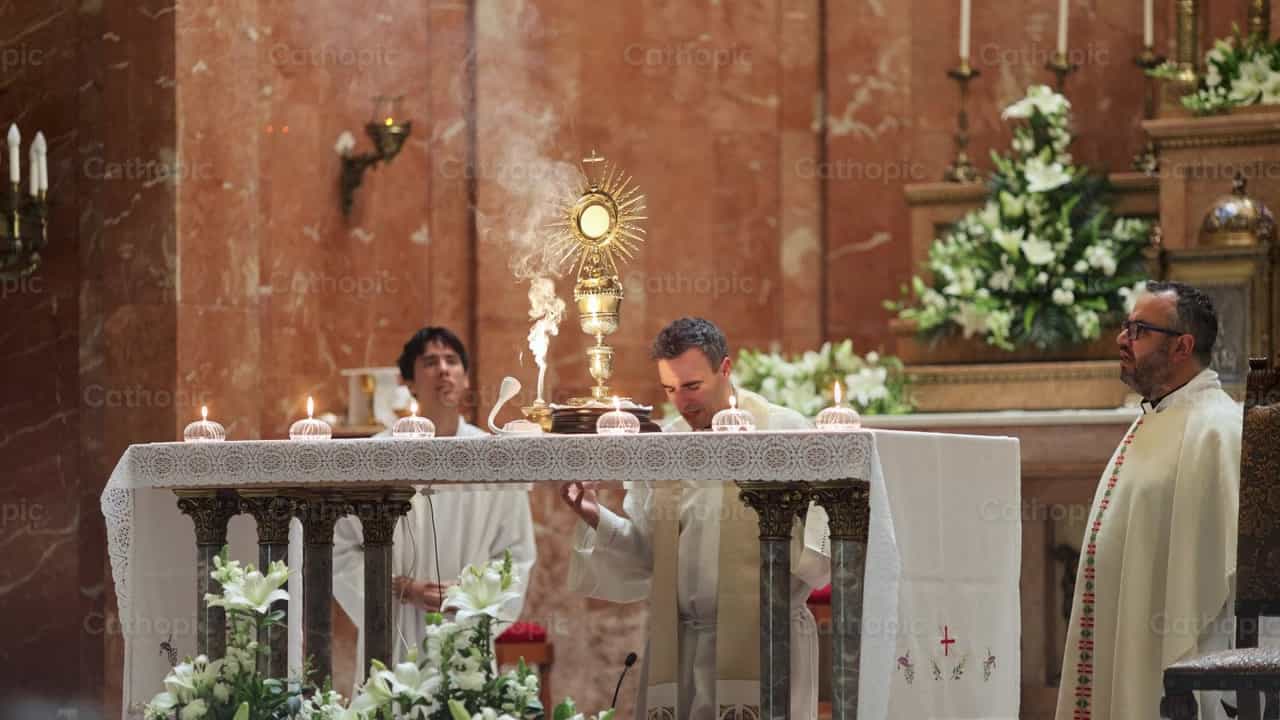 Sacerdote orando frente al santísimo - Banco de vídeos católicos - Fotografía por Yandry Fernández Perdomo
