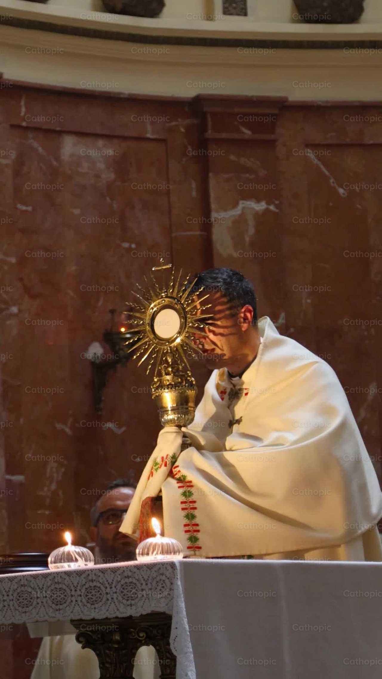Sacerdote bendiciendo con el Santísimo - Banco de vídeos católicos - Fotografía por Yandry Fernández Perdomo
