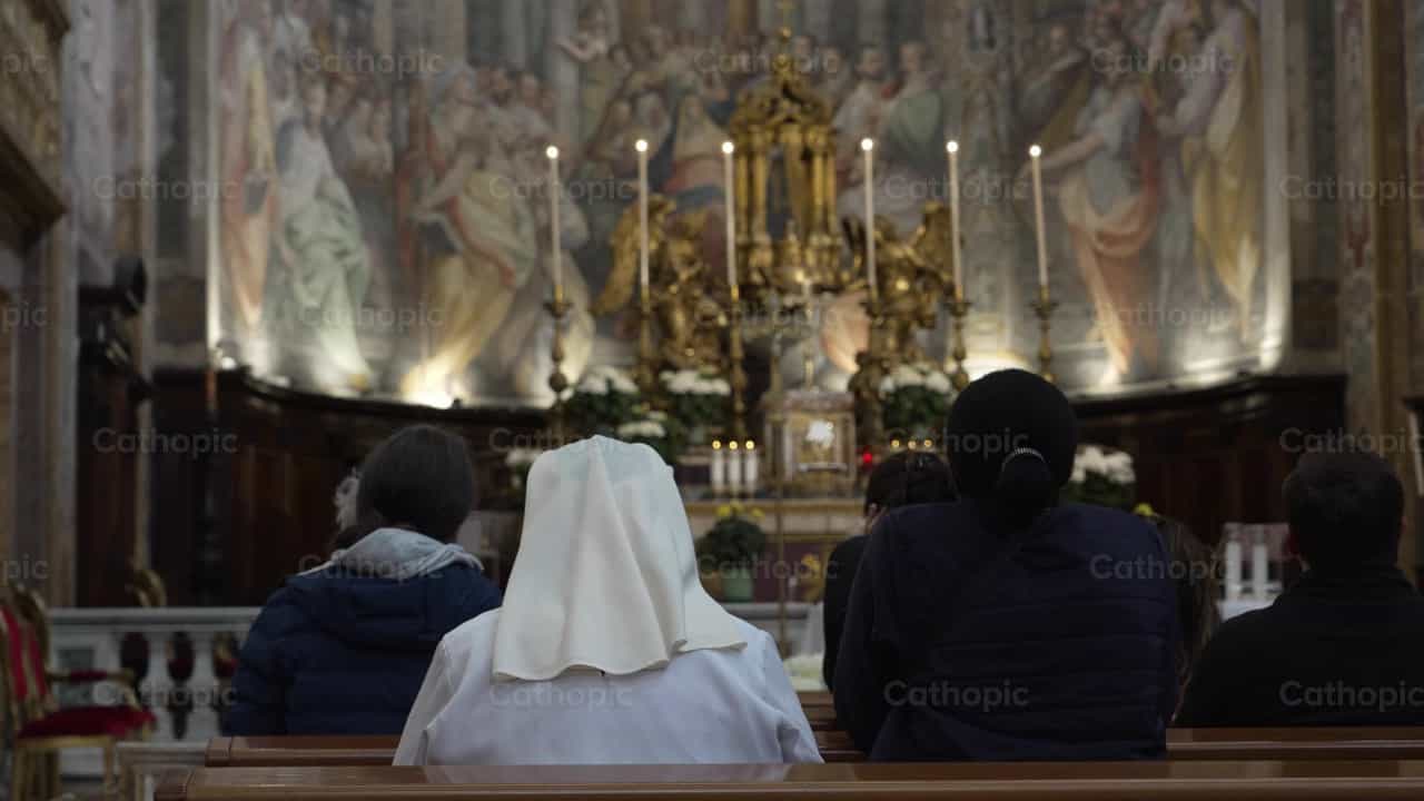 Religiosa rezando durante el Año Jubilar - Banco de vídeos católicos