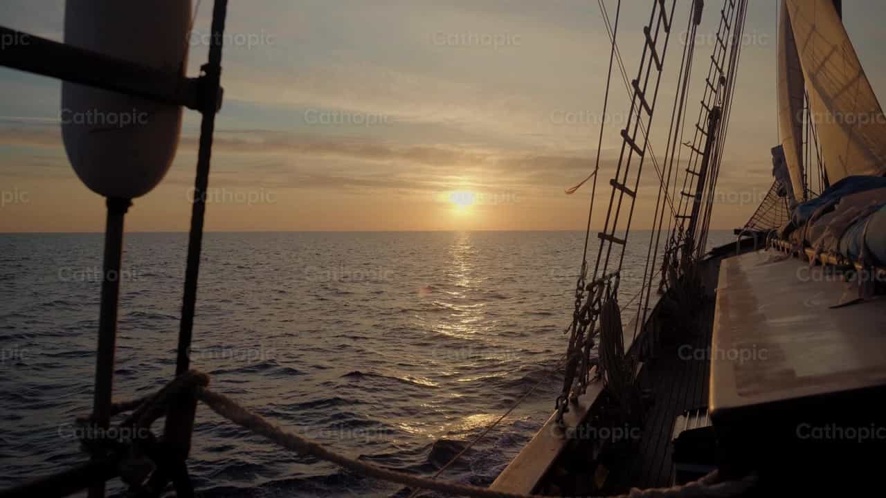 Atardecer en el barco - Banco de vídeos católicos - Fotografía por Lupe Belmonte