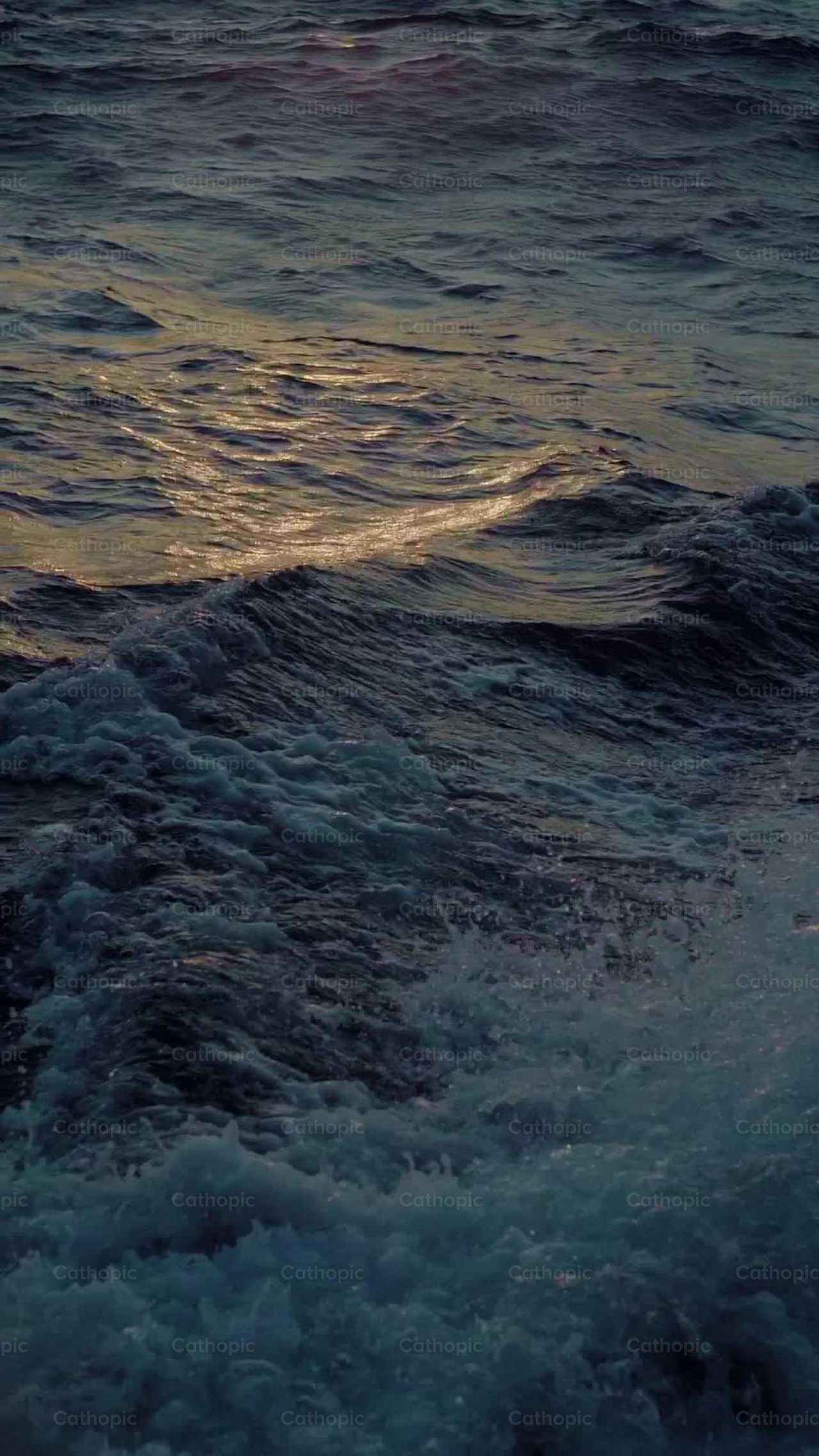 Olas en el mar - Banco de vídeos católicos - Fotografía por Lupe Belmonte