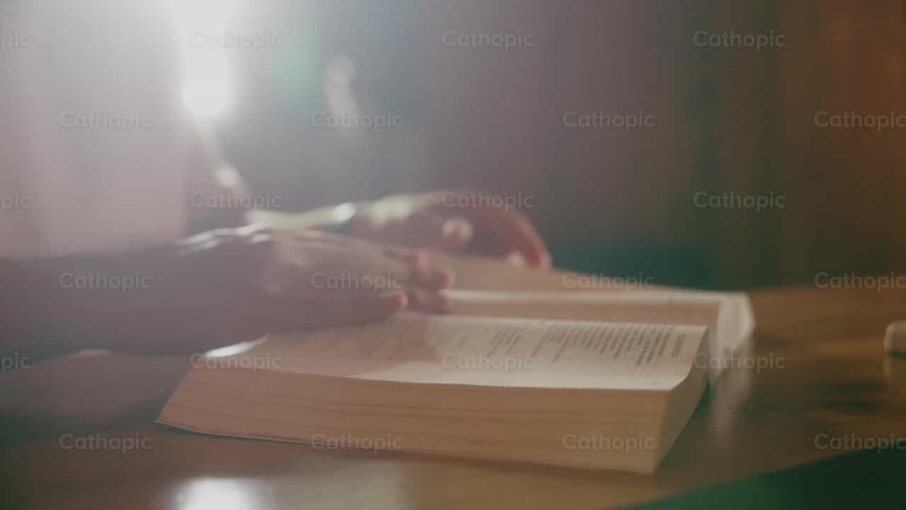 Hombre leyendo biblia - Banco de vídeos católicos