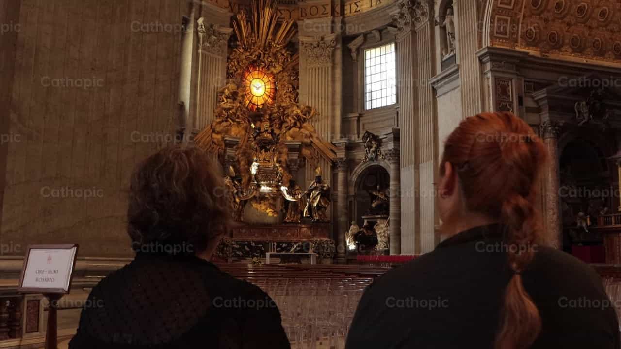 Mujeres en el la Basilica de San Pedro - Banco de vídeos católicos