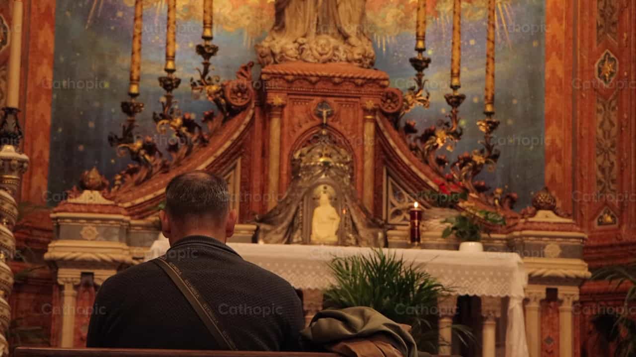 Man praying before the tabernacle - Catholic stock videos - Photo by Frames Cristianos